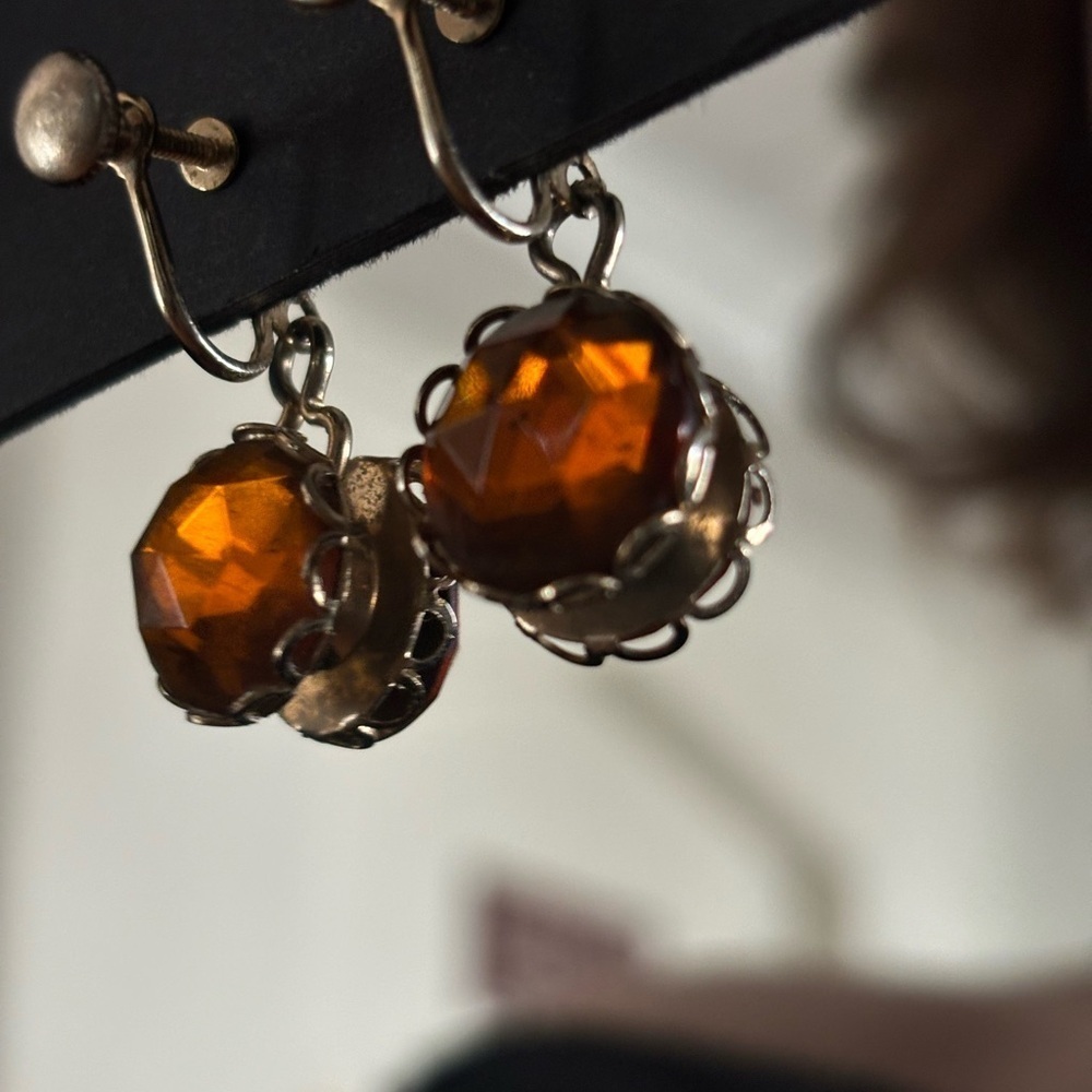 Vintage gold tone amber stone screw on earrings (no piercing required) - Picture 2 of 14